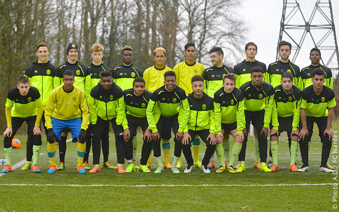 Michel et Joachim, qui posent ici avec le reste du groupe U17 du FC Nantes avec lesquels ils sont en stage, sont les premiers à bénéficier du partenariat avec la Maison Jaune