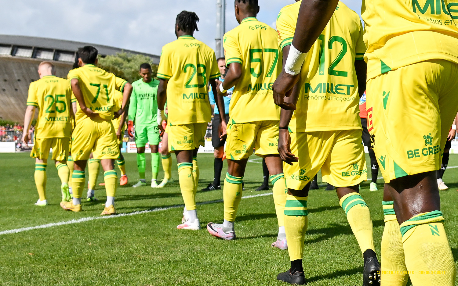 PRESSE OCEAN LES JAUNES EN BLEU ALBUM DES 62 INTERNATIONAUX NANTAIS