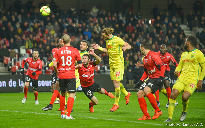 Guillaume Gillet voit sa tête filer juste au-dessus du but de Guingamp