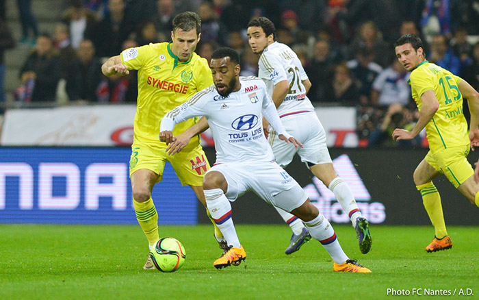 Alexandre Lacazette surveillé par Lorik Cana