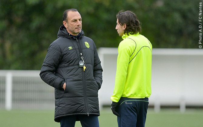 Michel Der Zakarian en discussion avec Alejandro Bedoya