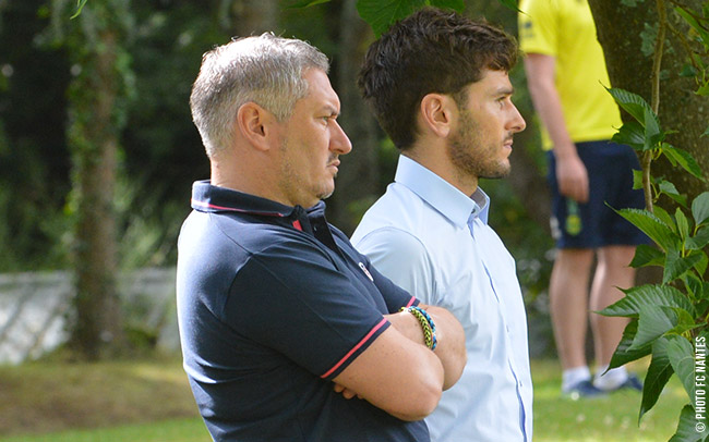 Olivier Monterrubio et Franck Kita observent l'entraînement du groupe de Michel Der Zakarian