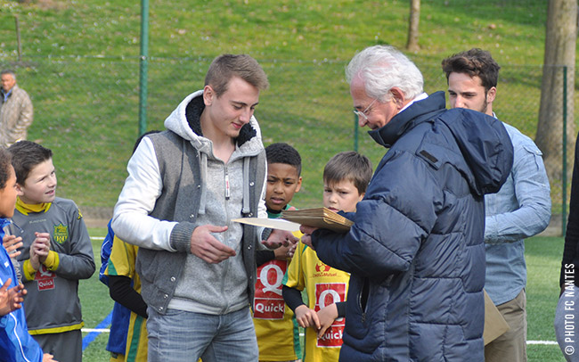 Valentin Rongier se voit remettre son diplôme du CFF1 des mains de Jacques Delestre, membre de l'équipe technique régionale de la FFF