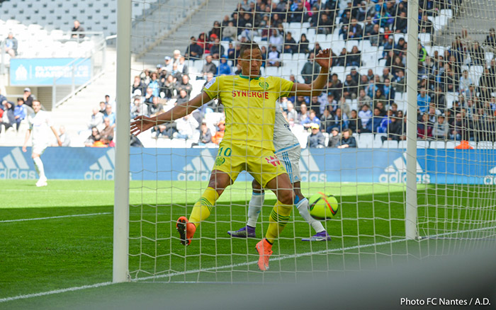 Yacine Bammou accompagne le ballon dans le but de Mandanda