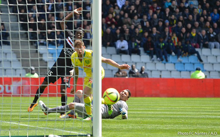 Emiliano Sala voit sa tête repoussé par le montant !