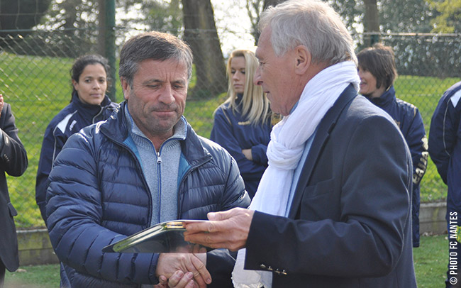 Loïc Amisse reçoit le trophée de vainqueur de CFA 2 pour la saison 2012 - 2013