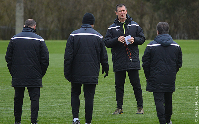 Le staff professionnel échange en permanence pour adapter la charge de travail