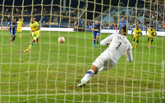 Chaker Alhadhur voit son pénalty détourné en corner par Alphonse Areola