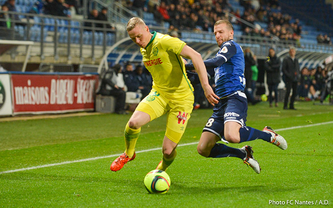 Kolbeinn Sigthorsson à la lutte avec Stéphane Darbion