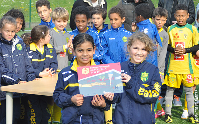 Les Filles sont heureuses de recevoir le Label FFF Ecole de Football Féminine