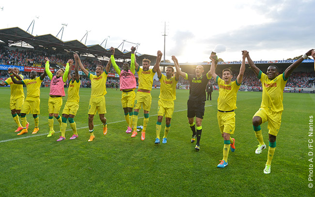 Les Canaris célèbre la victoire avec leur public en fin de rencontre